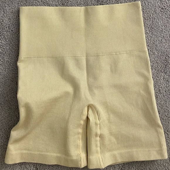 Aritzia Pants - ARITZIA SPORTS SHORT